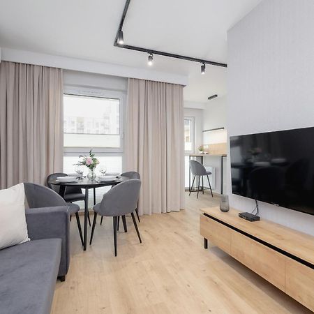 Bright Apartment In Krakow With Garden, Air Conditioning, Parking And Desk By Renters Prestige Exterior photo