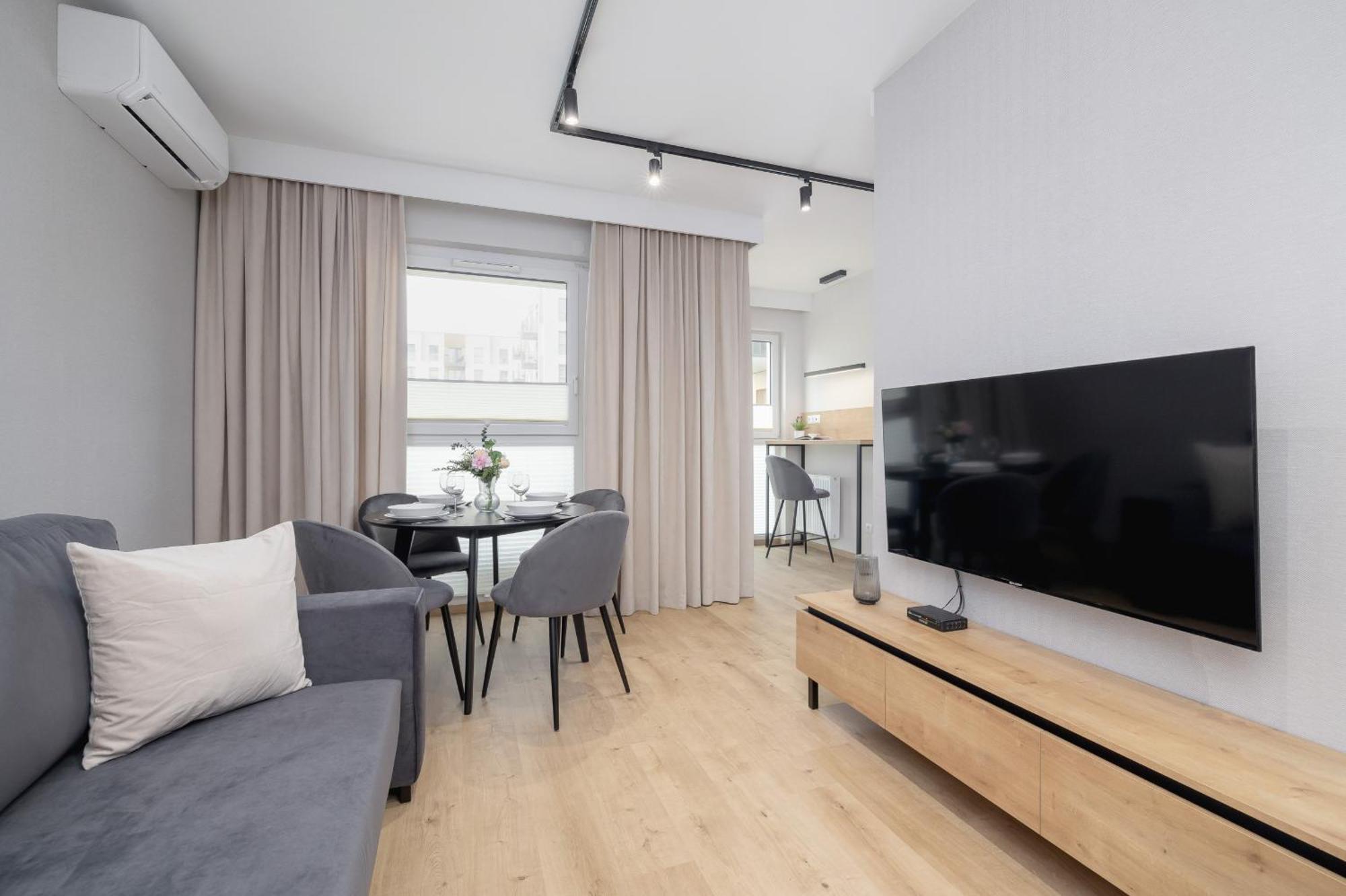 Bright Apartment In Krakow With Garden, Air Conditioning, Parking And Desk By Renters Prestige Exterior photo