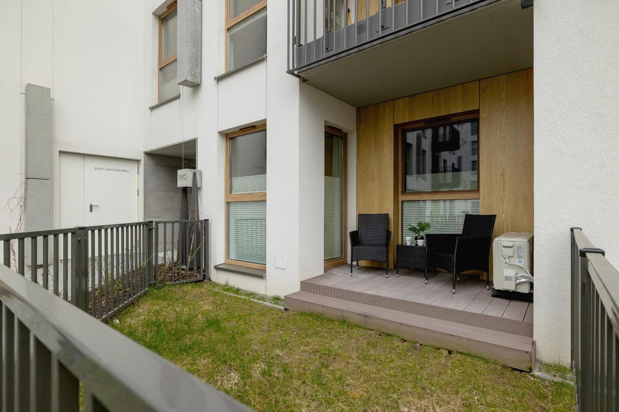 Bright Apartment In Krakow With Garden, Air Conditioning, Parking And Desk By Renters Prestige Exterior photo