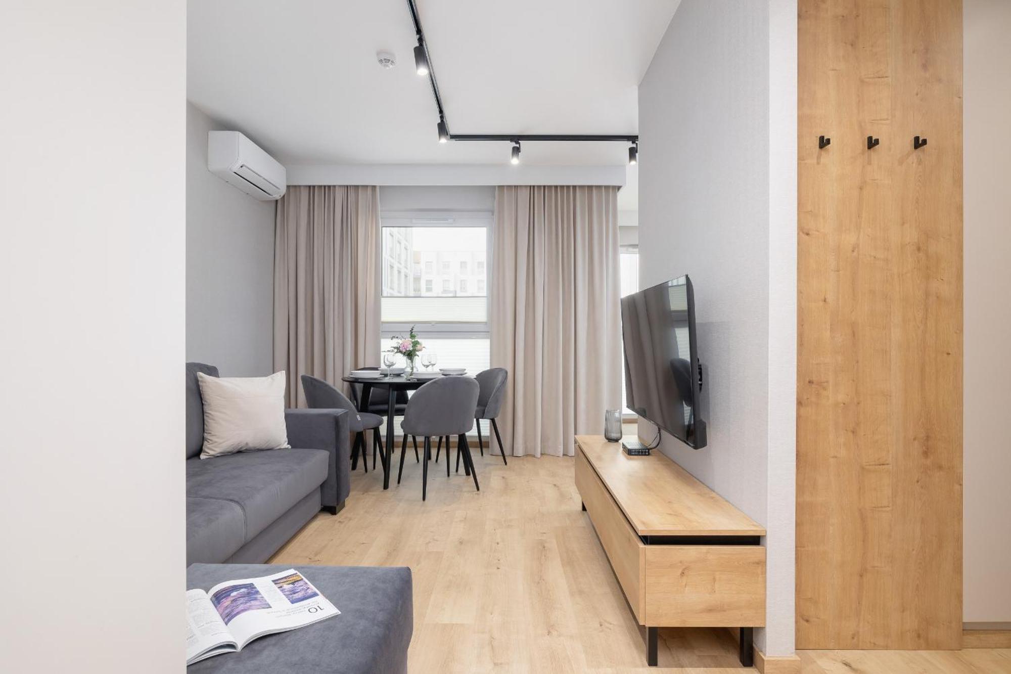 Bright Apartment In Krakow With Garden, Air Conditioning, Parking And Desk By Renters Prestige Exterior photo