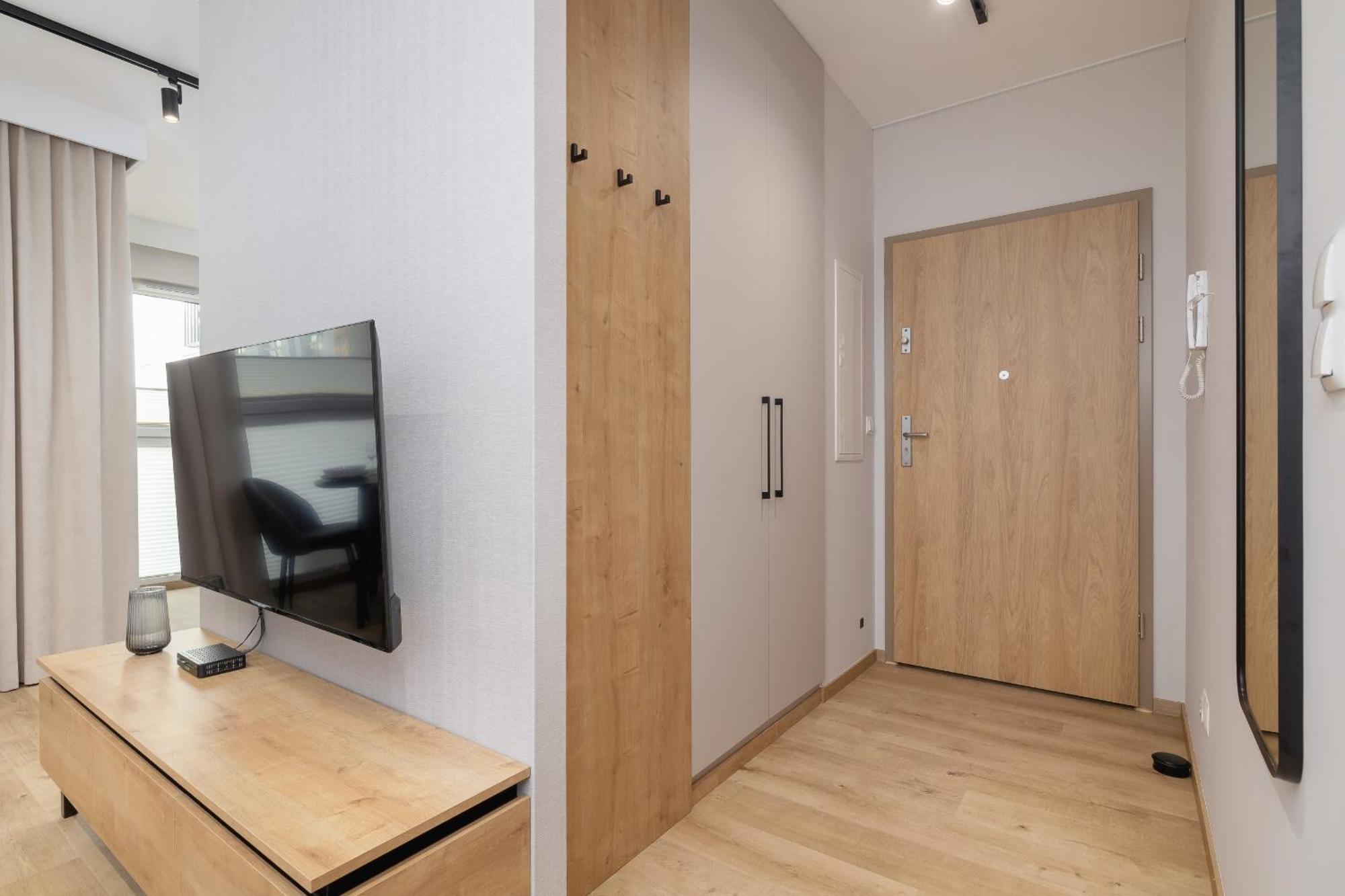 Bright Apartment In Krakow With Garden, Air Conditioning, Parking And Desk By Renters Prestige Exterior photo