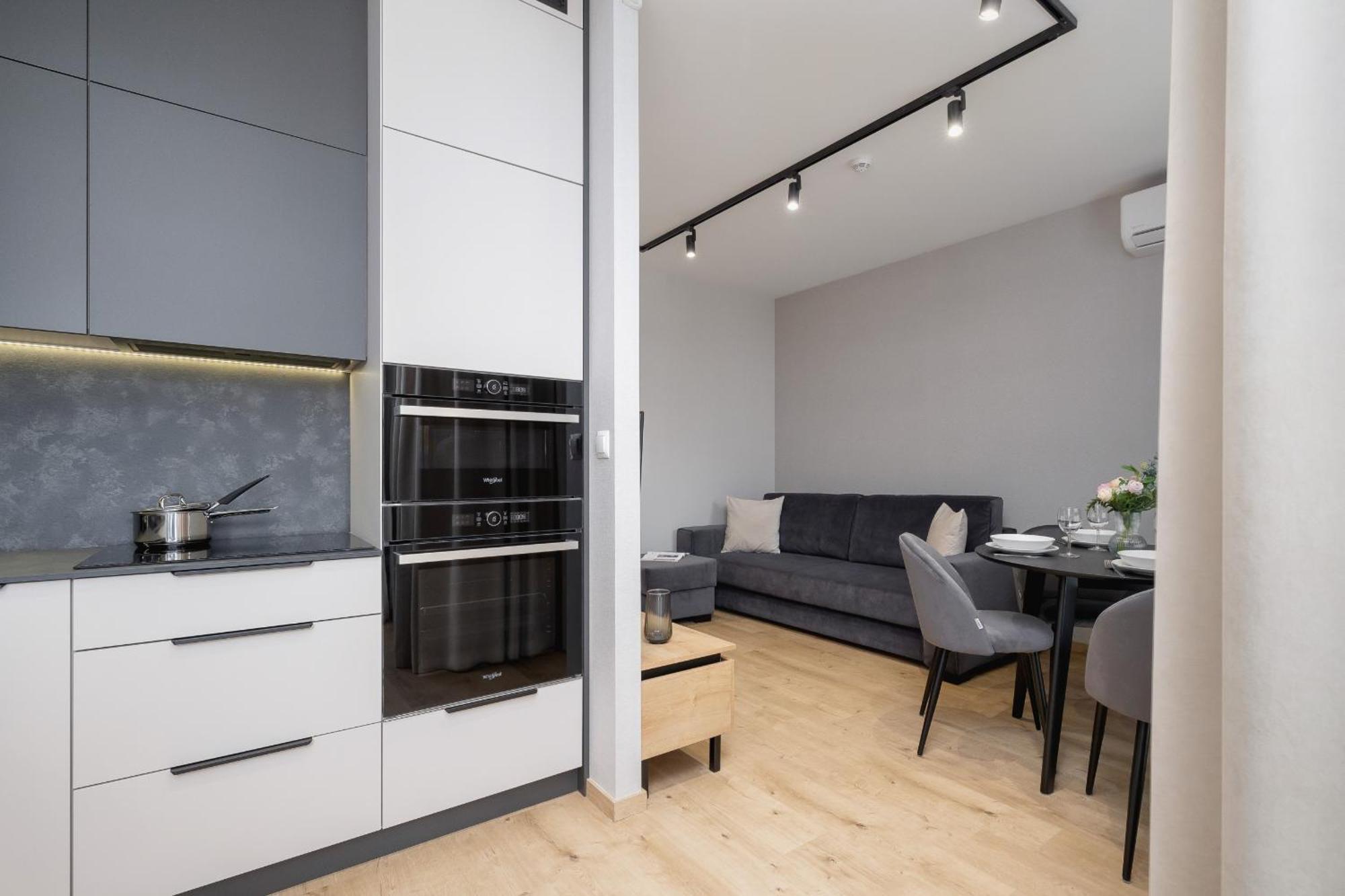 Bright Apartment In Krakow With Garden, Air Conditioning, Parking And Desk By Renters Prestige Exterior photo