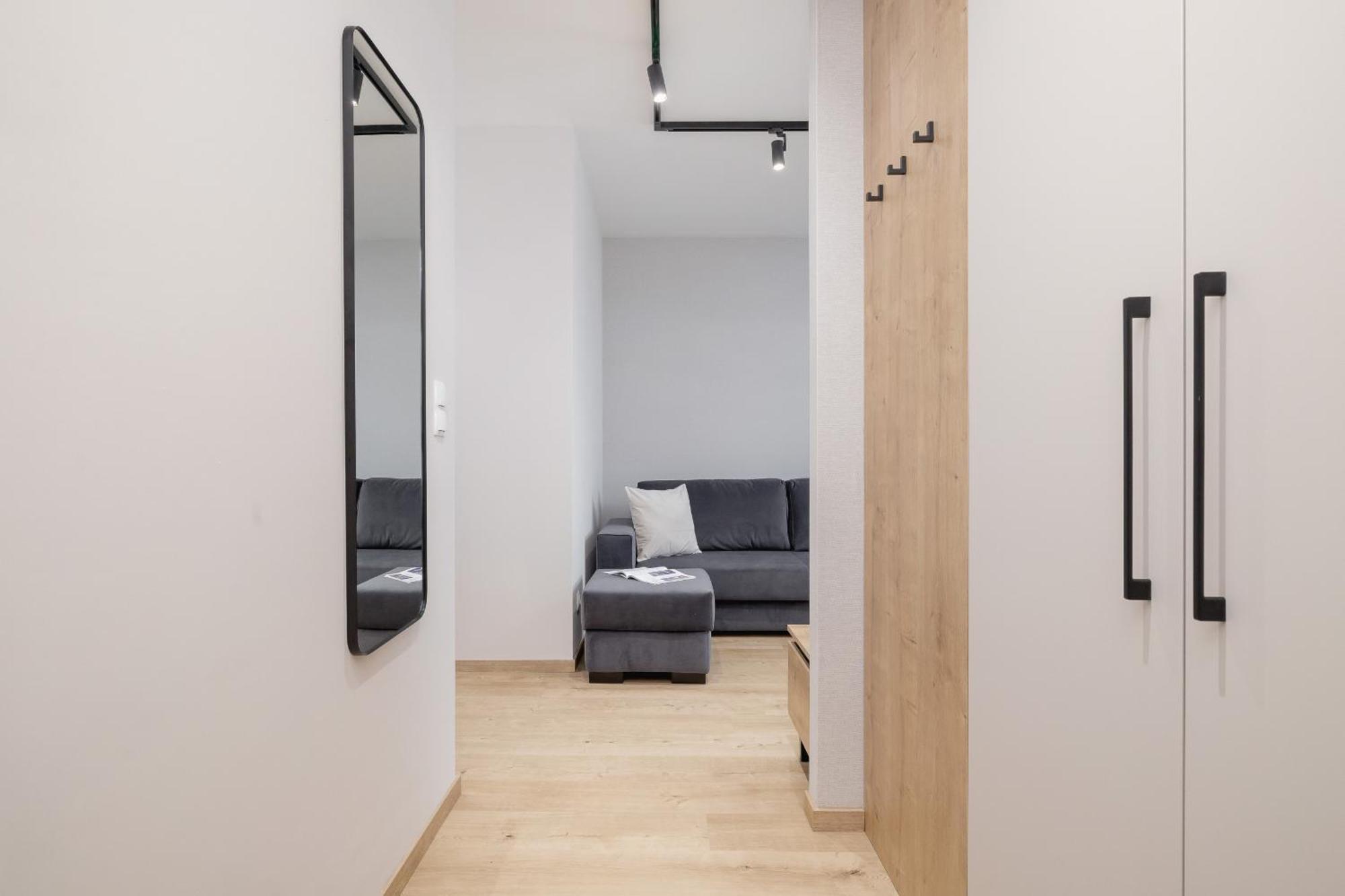 Bright Apartment In Krakow With Garden, Air Conditioning, Parking And Desk By Renters Prestige Exterior photo