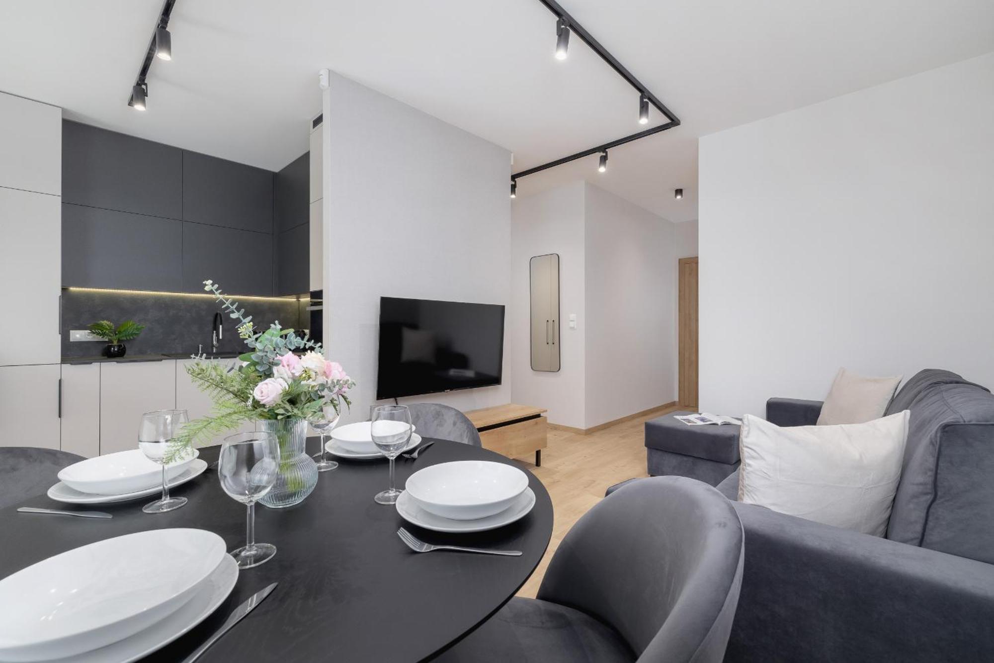 Bright Apartment In Krakow With Garden, Air Conditioning, Parking And Desk By Renters Prestige Exterior photo