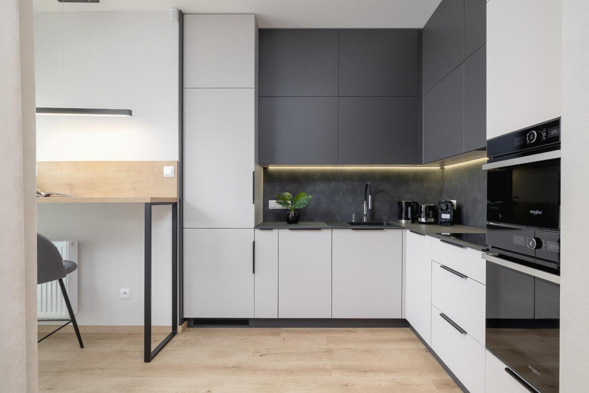Bright Apartment In Krakow With Garden, Air Conditioning, Parking And Desk By Renters Prestige Exterior photo