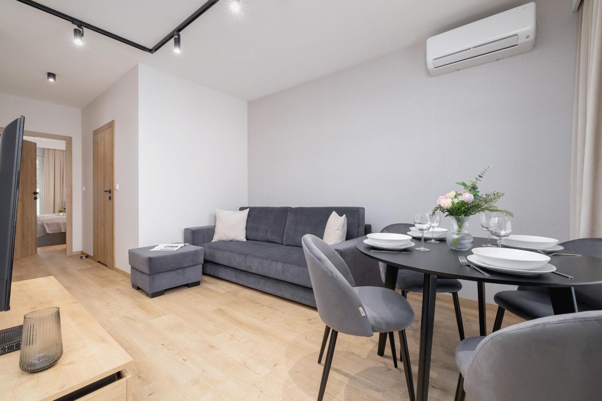 Bright Apartment In Krakow With Garden, Air Conditioning, Parking And Desk By Renters Prestige Exterior photo