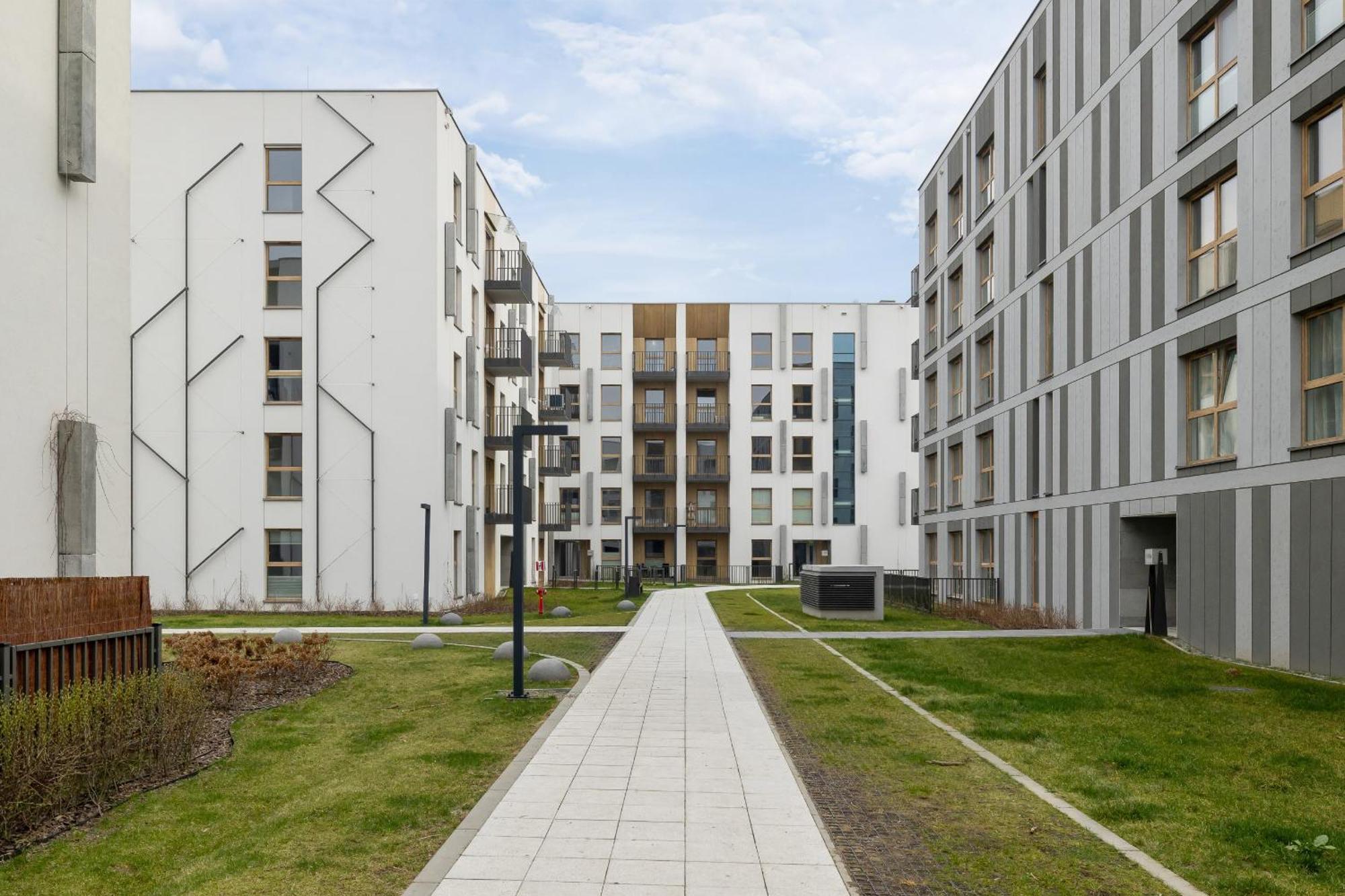 Bright Apartment In Krakow With Garden, Air Conditioning, Parking And Desk By Renters Prestige Exterior photo
